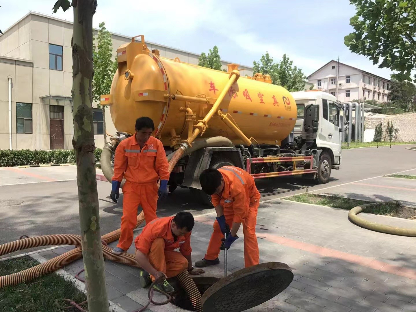 上犹管道疏通车停在窨井附近