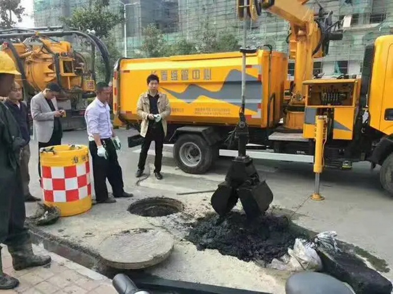 上犹街道：网格员化身“清道夫”，为民解忧疏通“堵心”化粪池