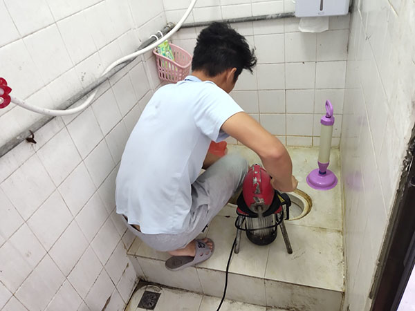 上犹肥皂掉到马桶里把马桶堵住了怎么办？马桶堵住了怎么办